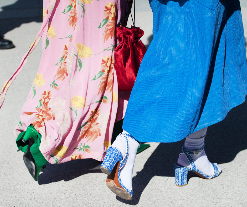 Personas caminando con ropa colorida en un proyecto de moda