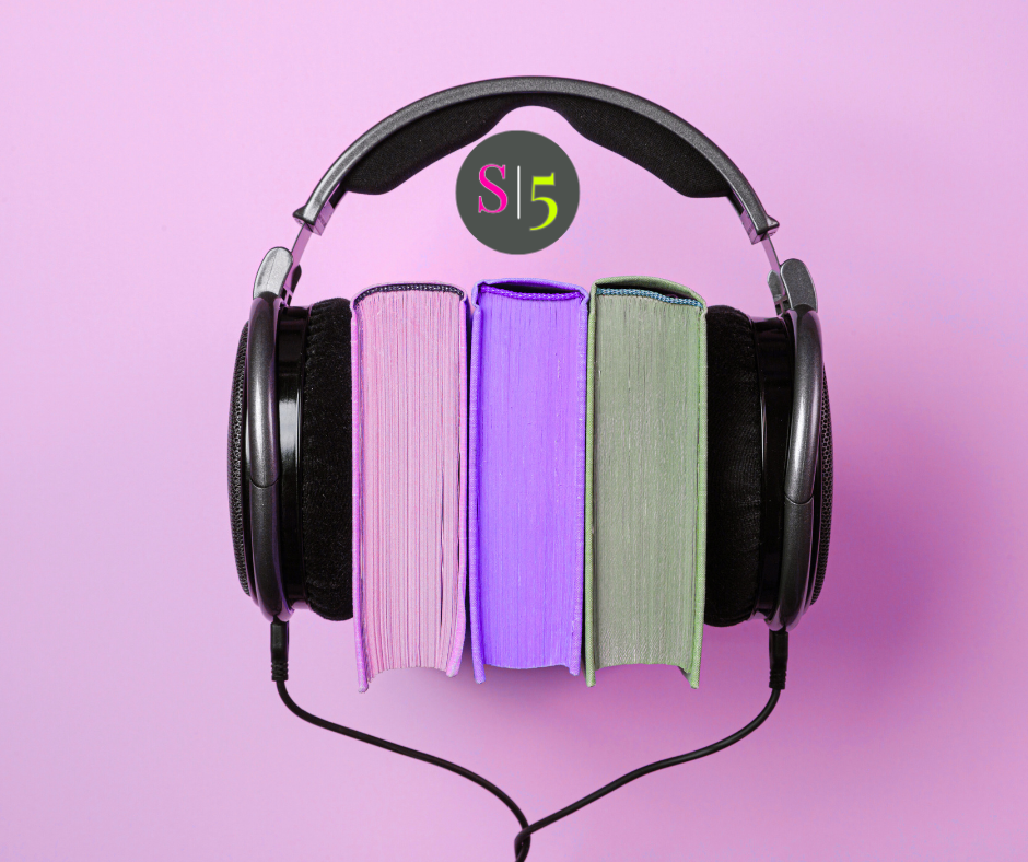 Auriculares rodeando libros de colores representando la escucha activa