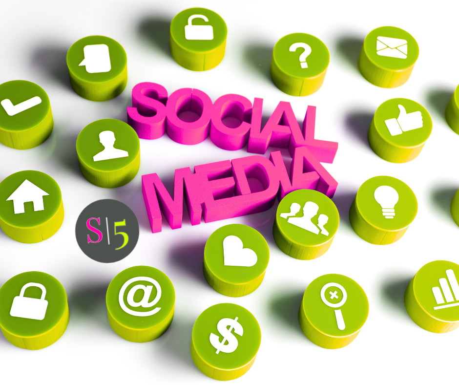 Fondo verde con iconos de redes sociales y texto social media